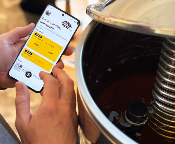 Fermenter with Float Pro digital hydrometer measuring fermentation, with mobile app displaying live data in My Brewbrain platform